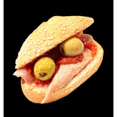 4 minibocadillos o montaditos de ventresca de atún con olivas y pimiento